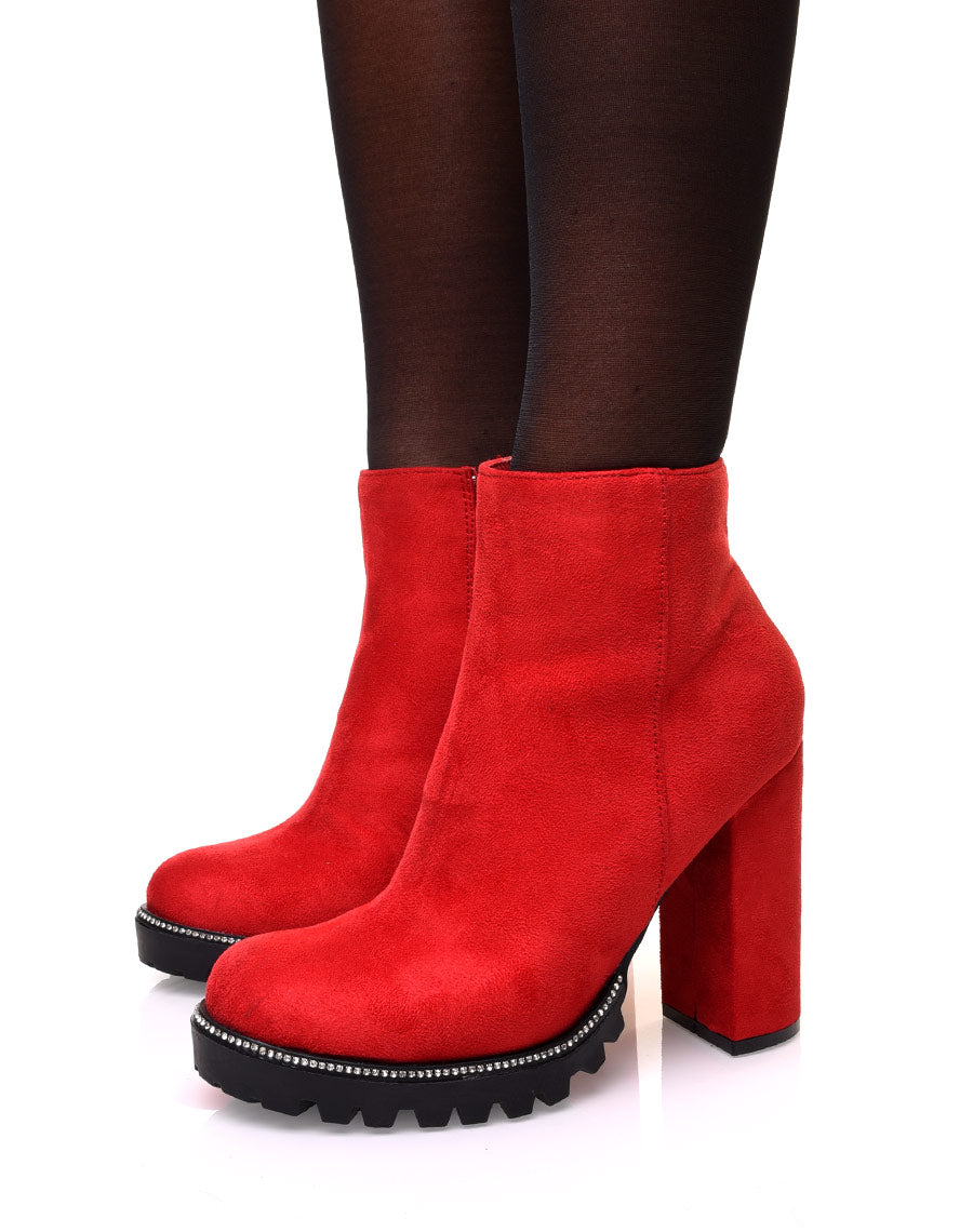 Bottines rouges en suédine à talon et semelle crantée