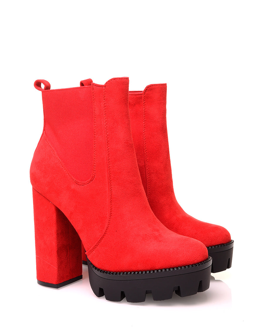 Bottines rouges en suédine à talons et plateformes crantées