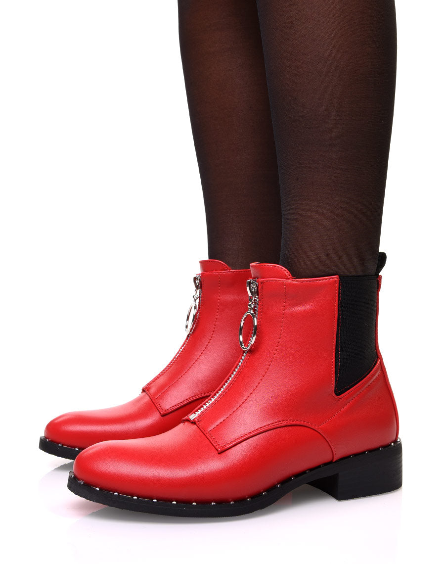 Bottines rouges à semelle cloutée et fermeture éclaire décorative à l’avant