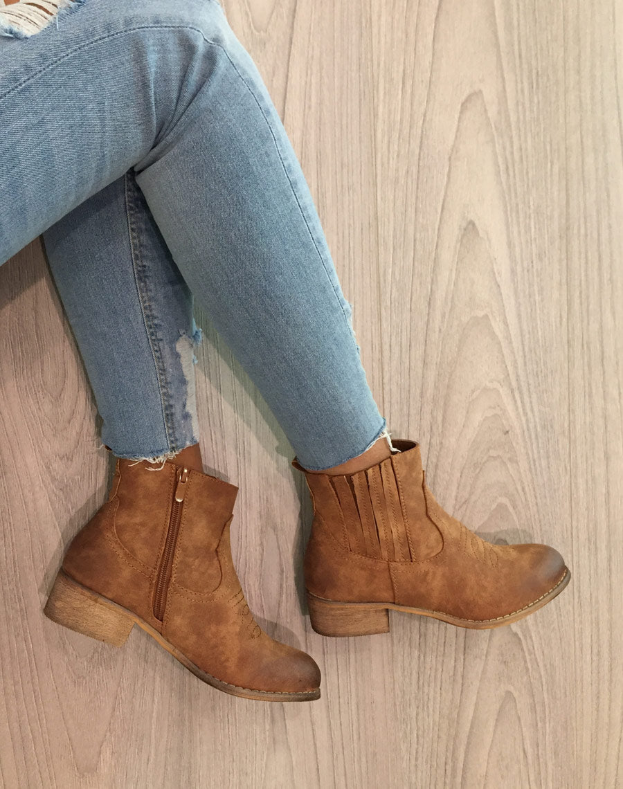 Bottines santiag camelles avec coutures décoratives