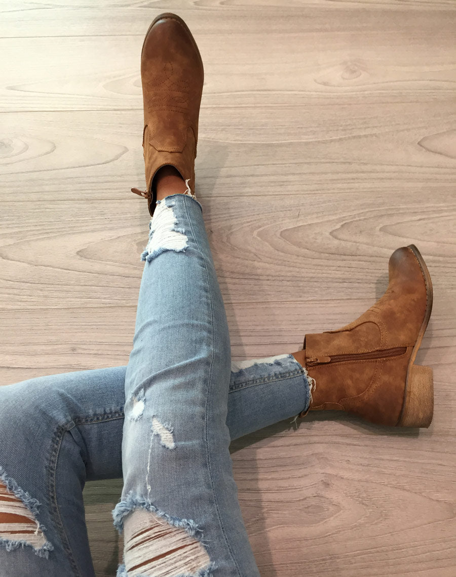 Bottines santiag camelles avec coutures décoratives