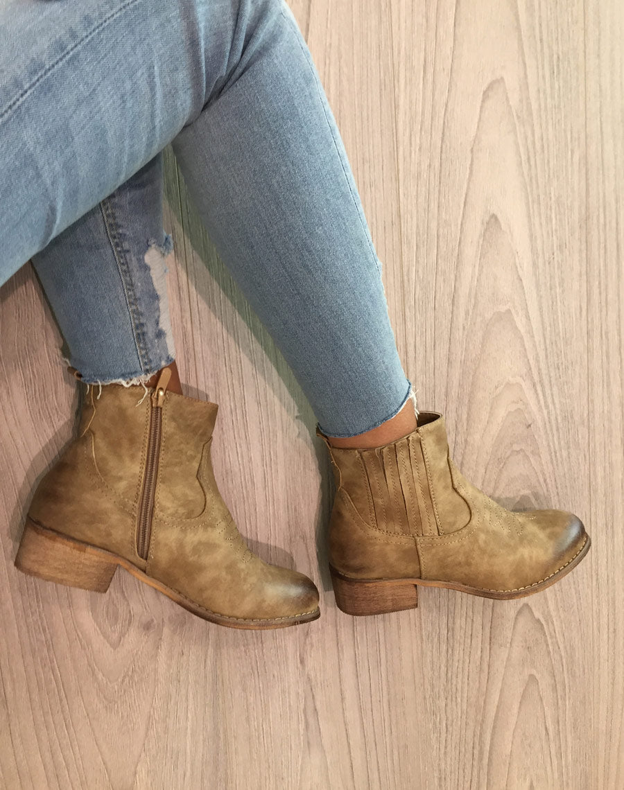 Bottines santiag taupes avec coutures décoratives