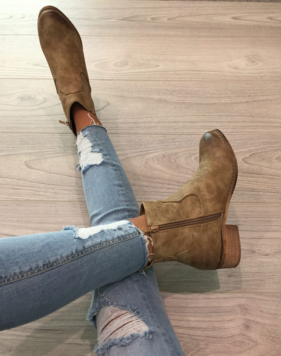 Bottines santiag taupes avec coutures décoratives