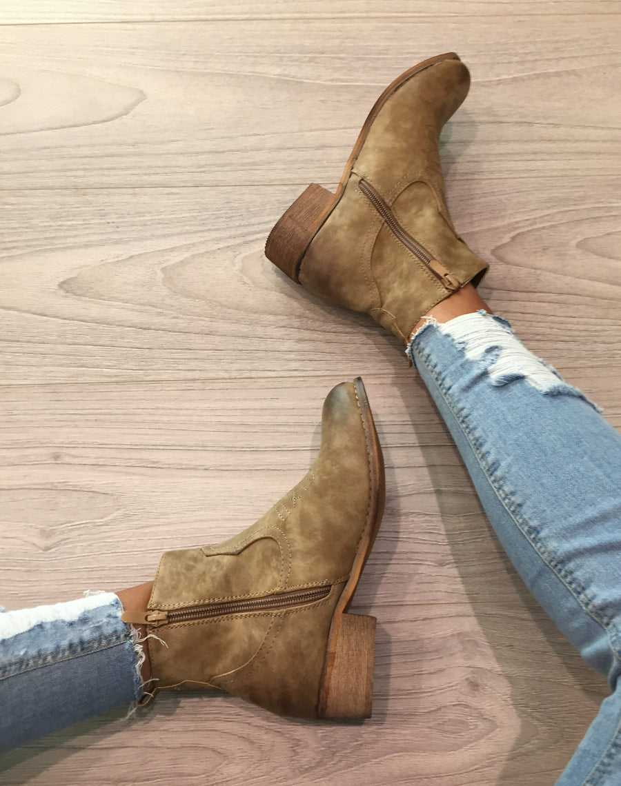 Bottines santiag taupes avec coutures décoratives