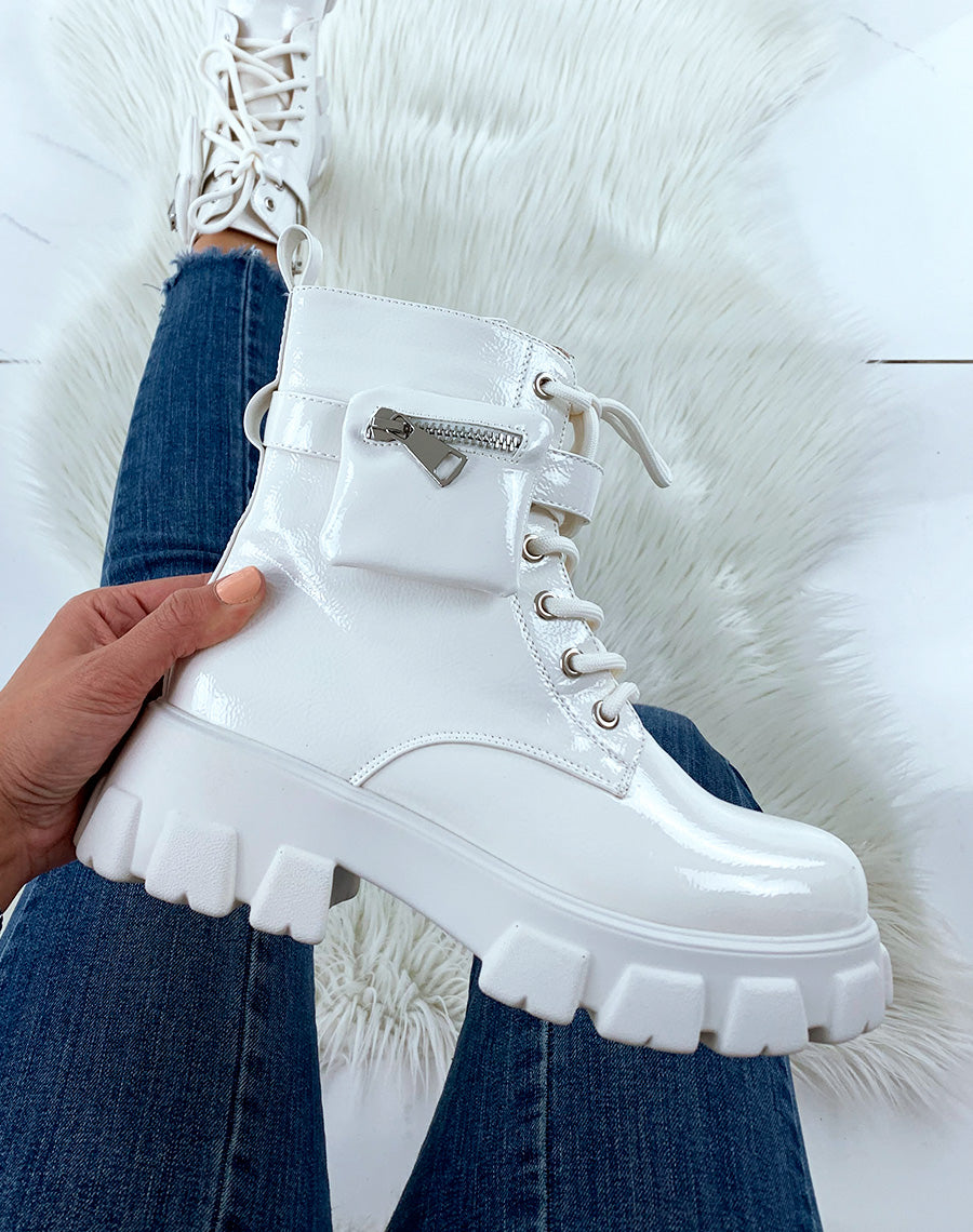 Bottines semelles crantées vernies blanches à pochette