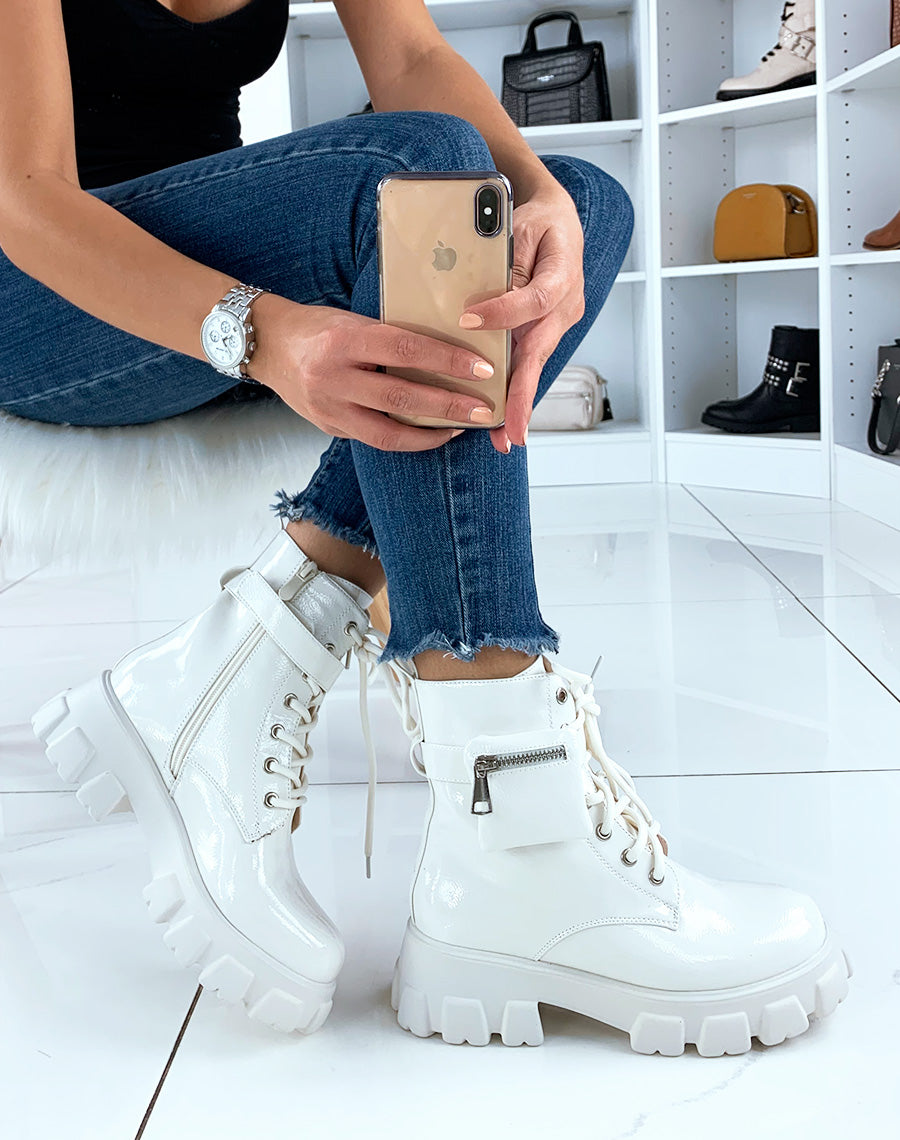 Bottines semelles crantées vernies blanches à pochette