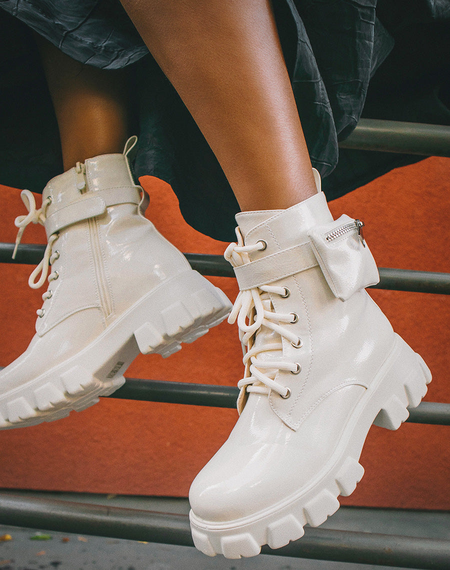 Bottines semelles crantées vernies blanches à pochette