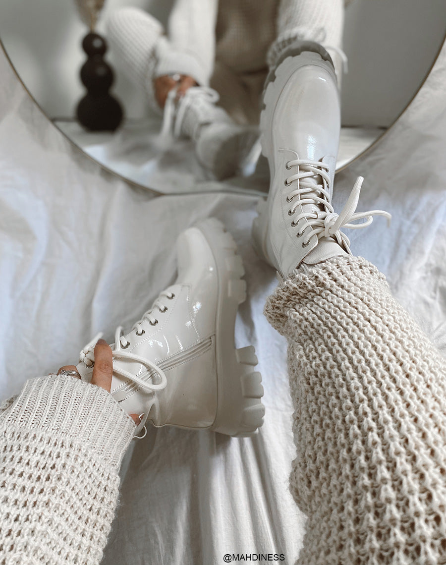 Bottines semelles crantées vernies blanches à pochette