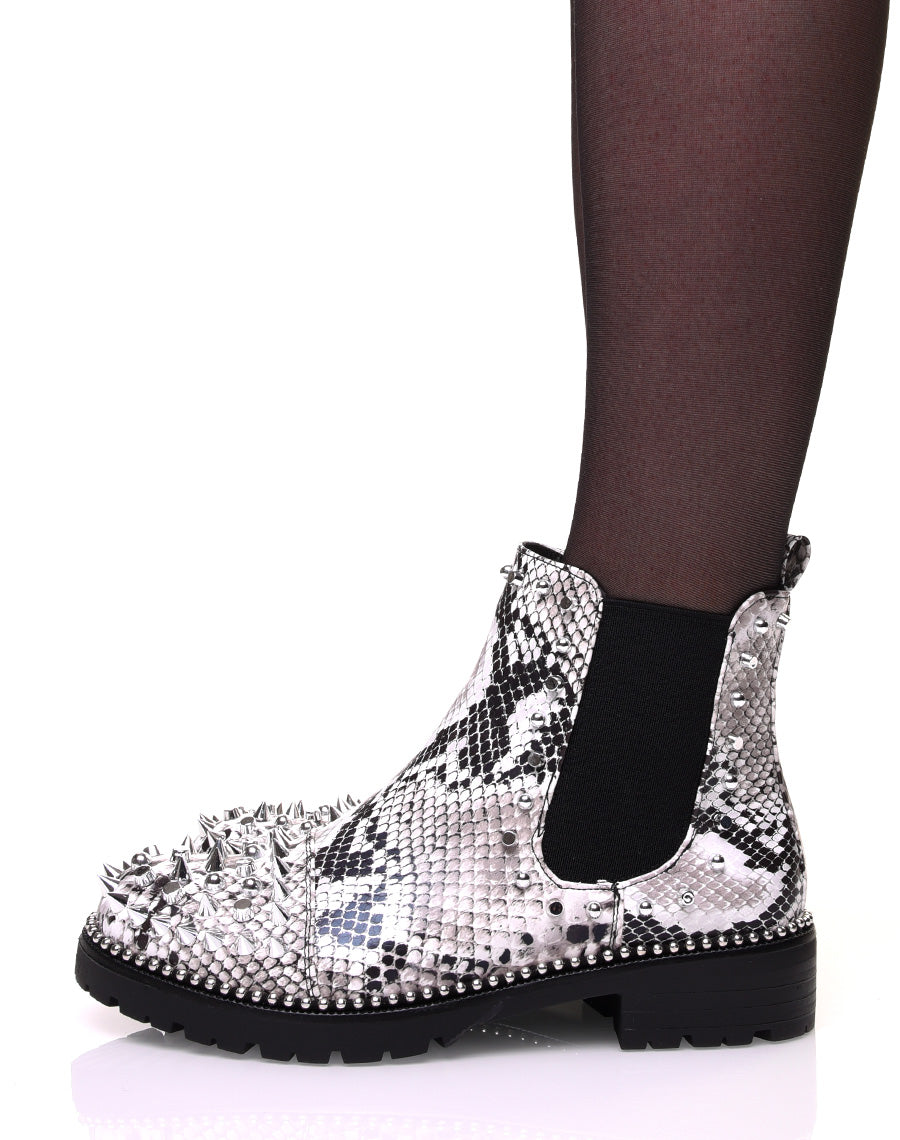 Bottines serpent à semelle perlée et détails clous