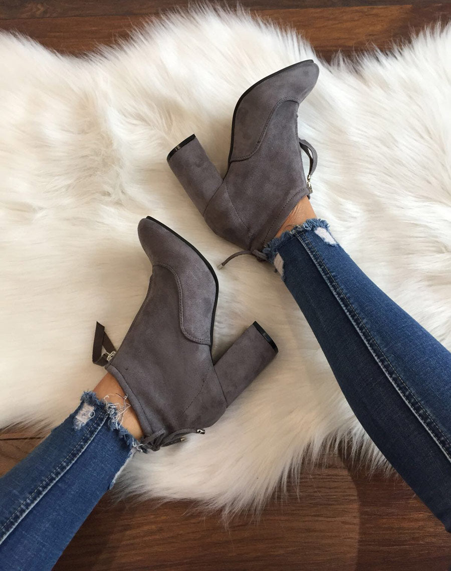 Bottines souples en suédine grises à talons hauts