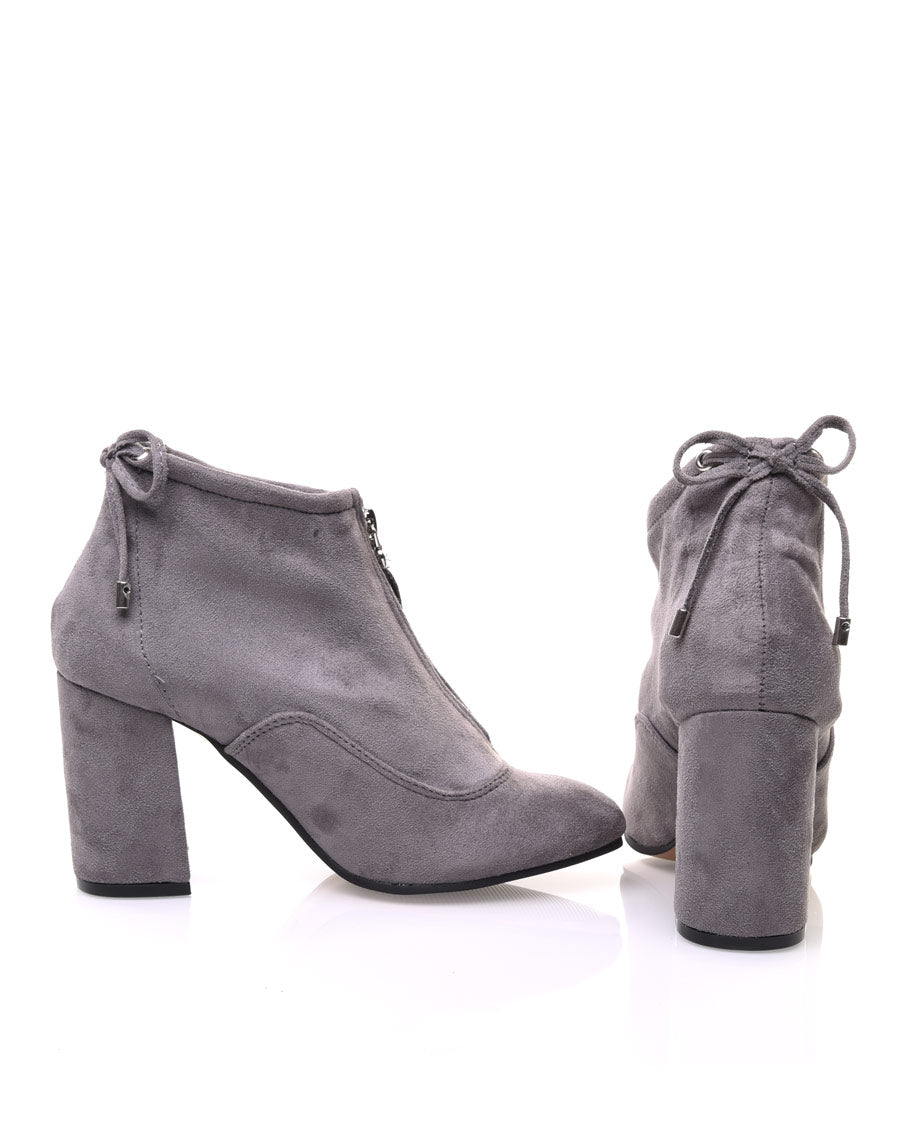 Bottines souples en suédine grises à talons hauts
