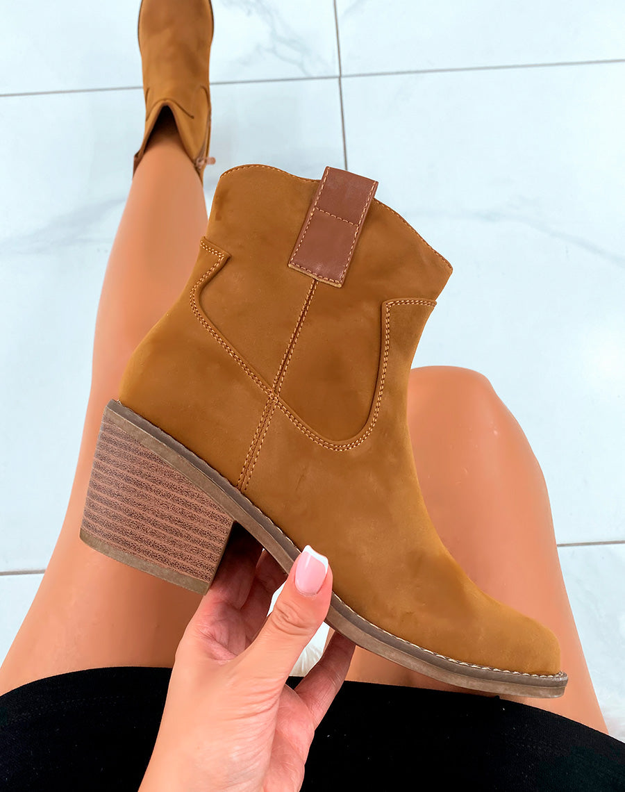Bottines style santiags en suédine camel à petit talon pour femmes