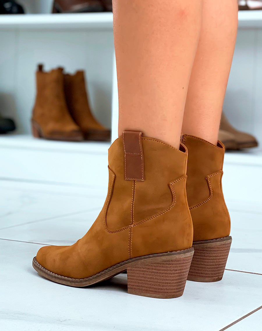 Bottines style santiags en suédine camel à petit talon pour femmes