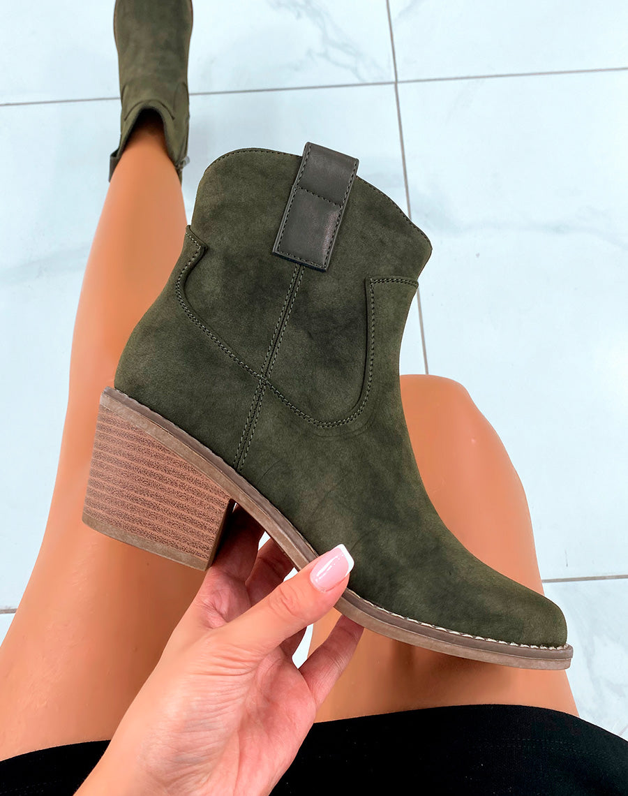 Bottines style santiags en suédine verte kaki à petit talon pour femmes