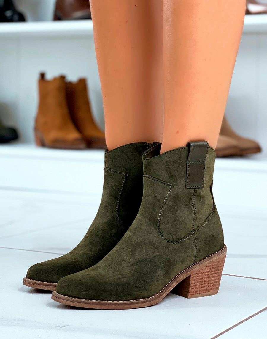 Bottines style santiags en suédine verte kaki à petit talon pour femmes