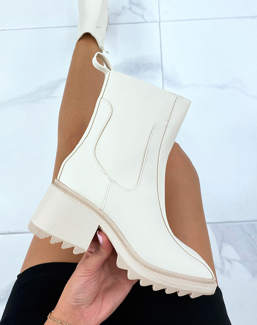 Bottines à talon beiges gommées avec surpiqures