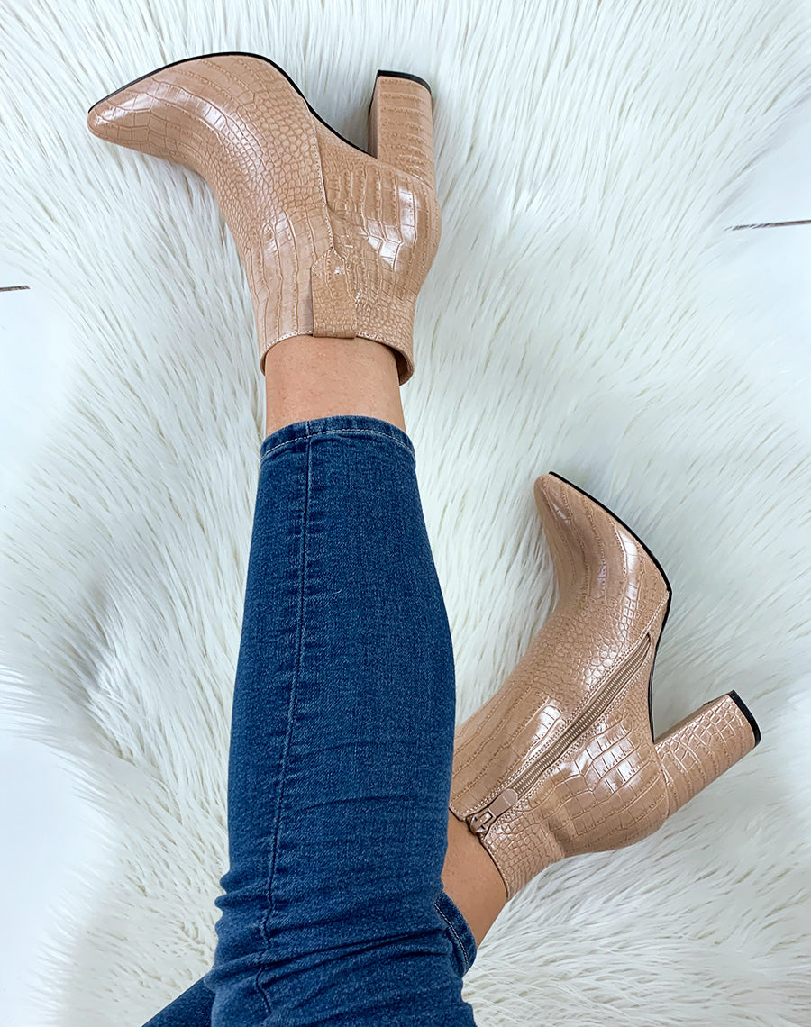 Bottines à talon effet croco beige à bout pointu