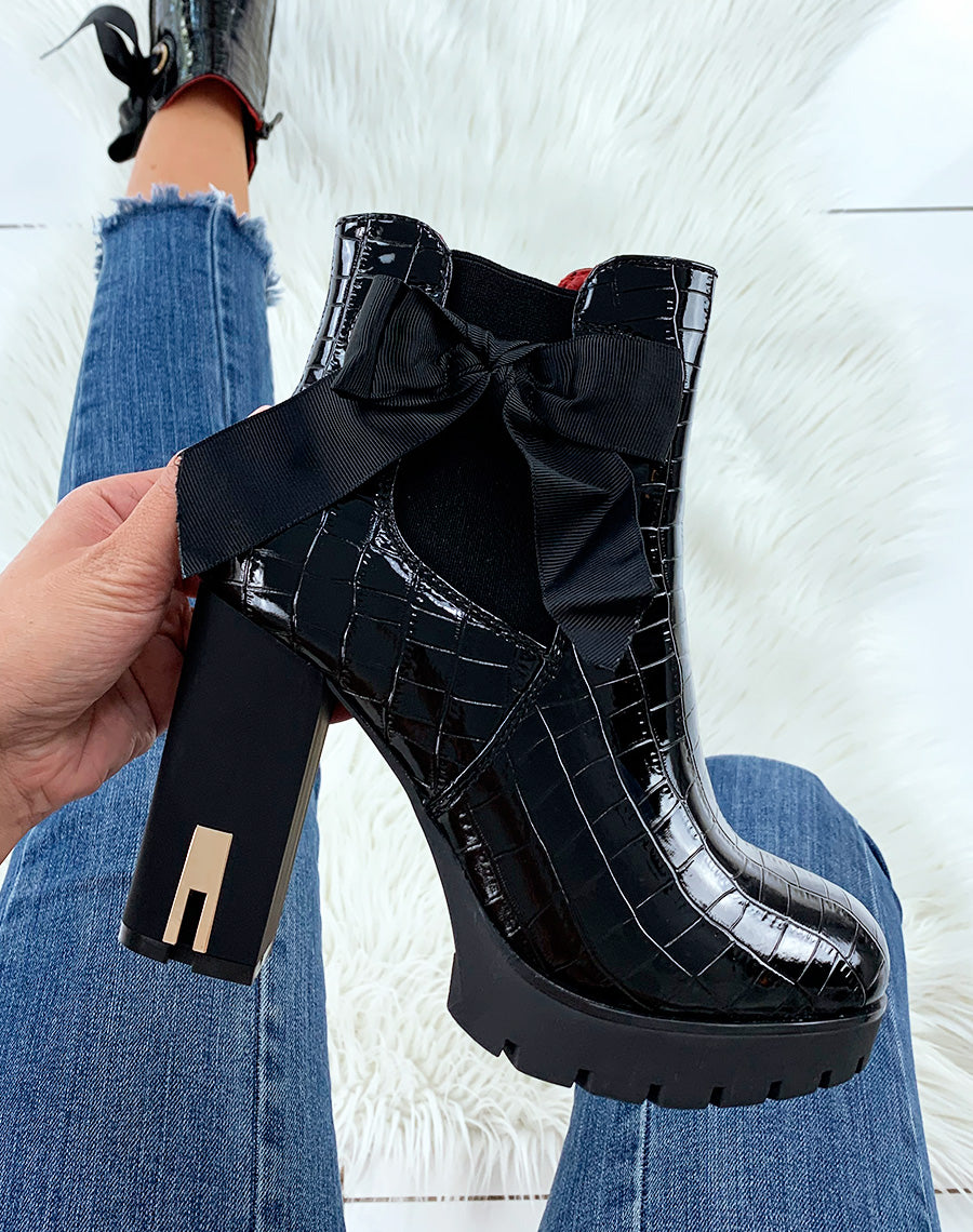 Bottines à talon effet croco verni noir ornées d’un nœud