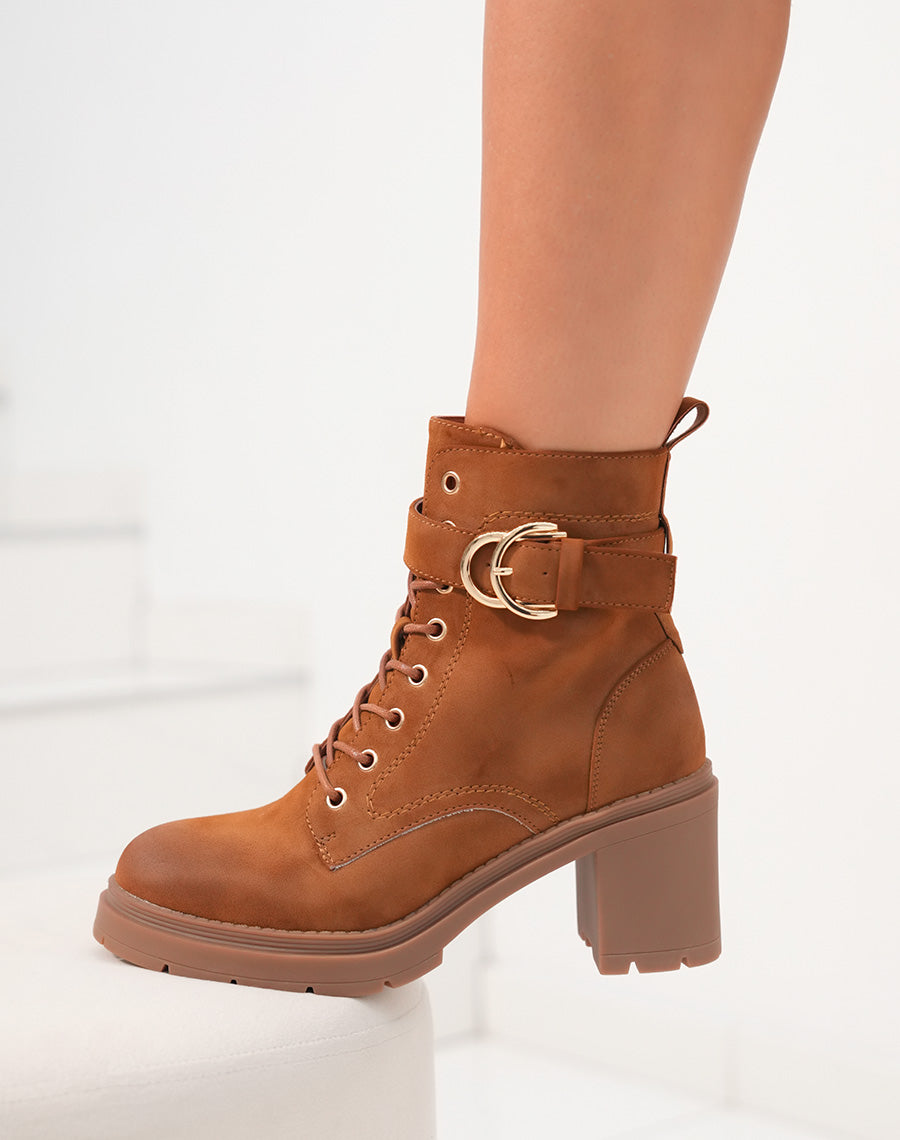 Bottines à Talon en Suédine Camel : L'Incarnation du Chic Hivernal