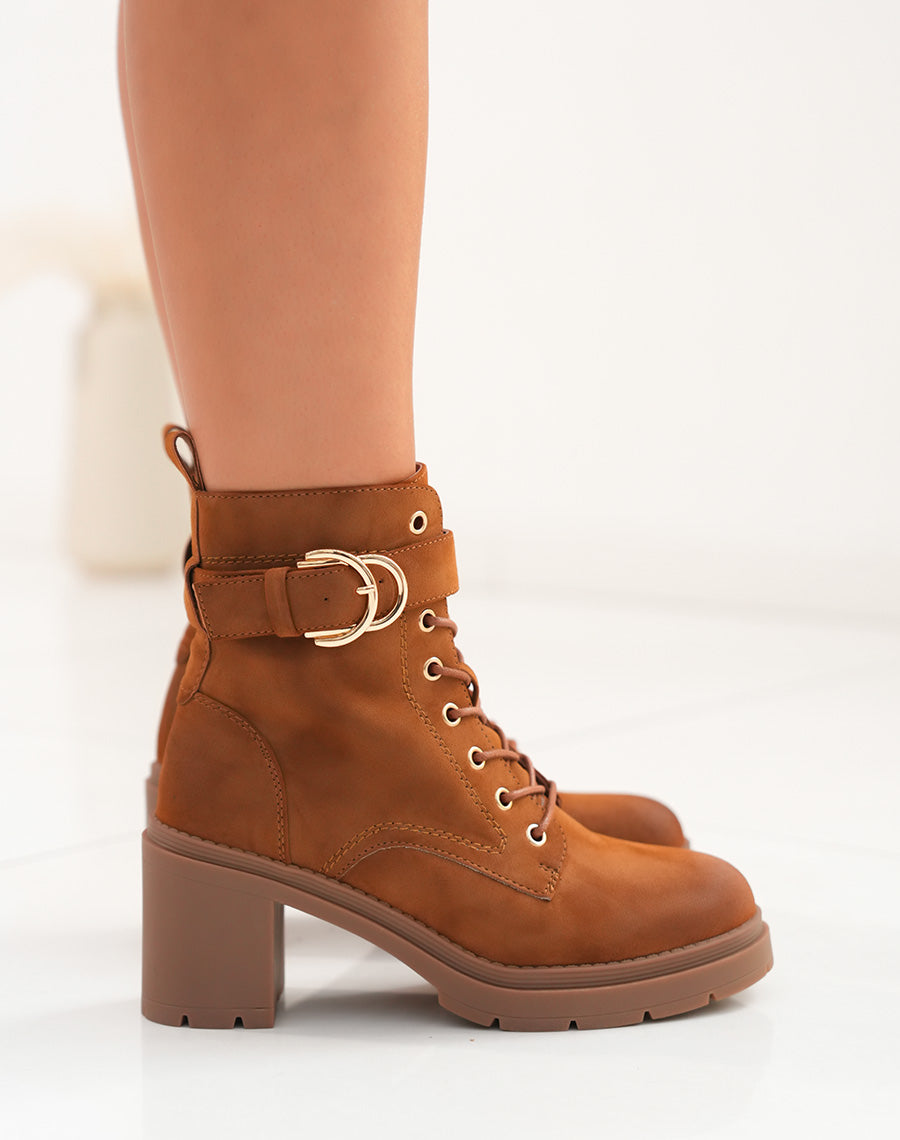 Bottines à Talon en Suédine Camel : L'Incarnation du Chic Hivernal