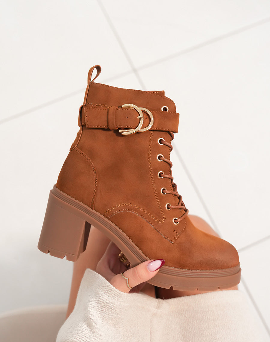 Bottines à Talon en Suédine Camel : L'Incarnation du Chic Hivernal