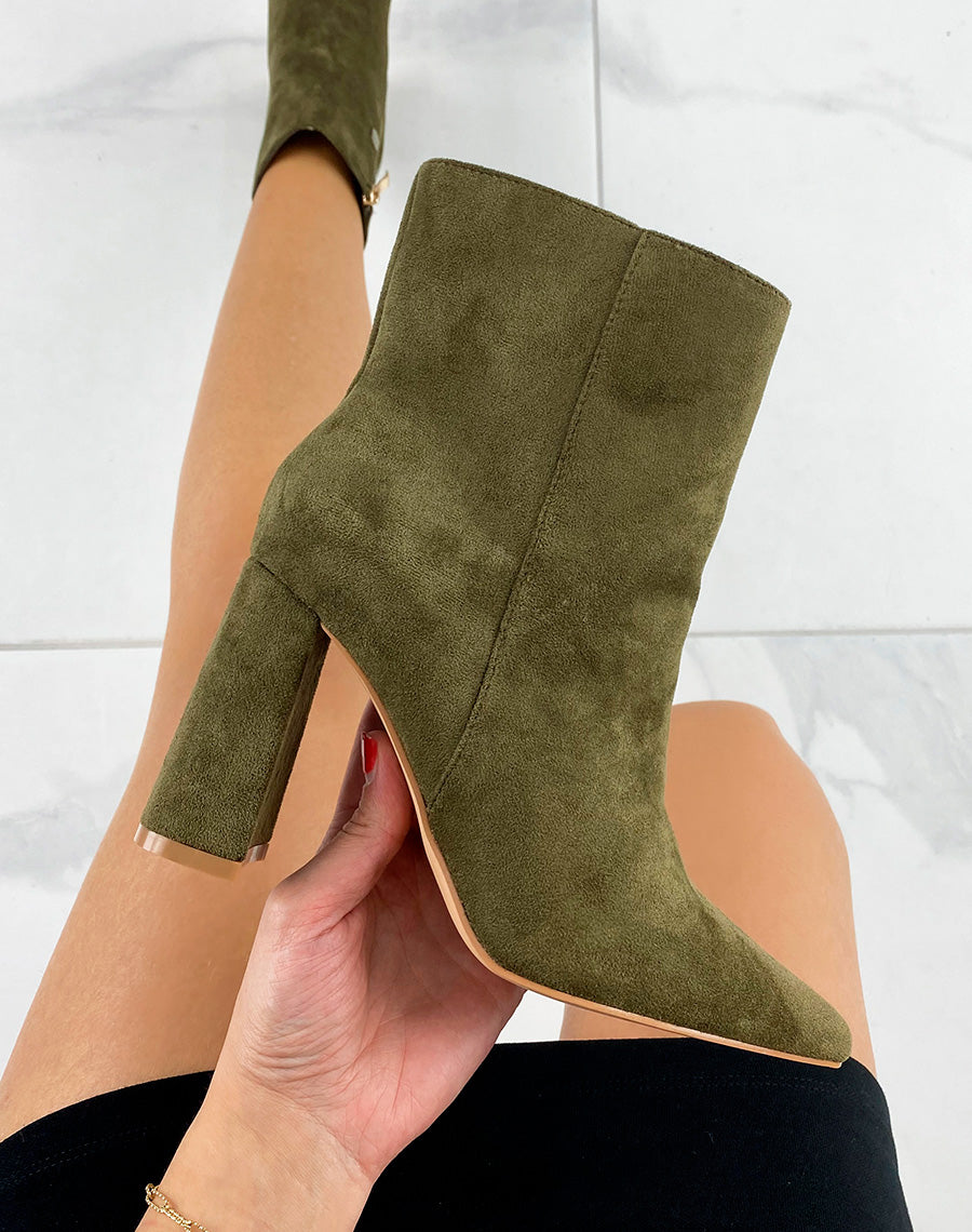 Bottines à talon en suédine kaki à bout pointu