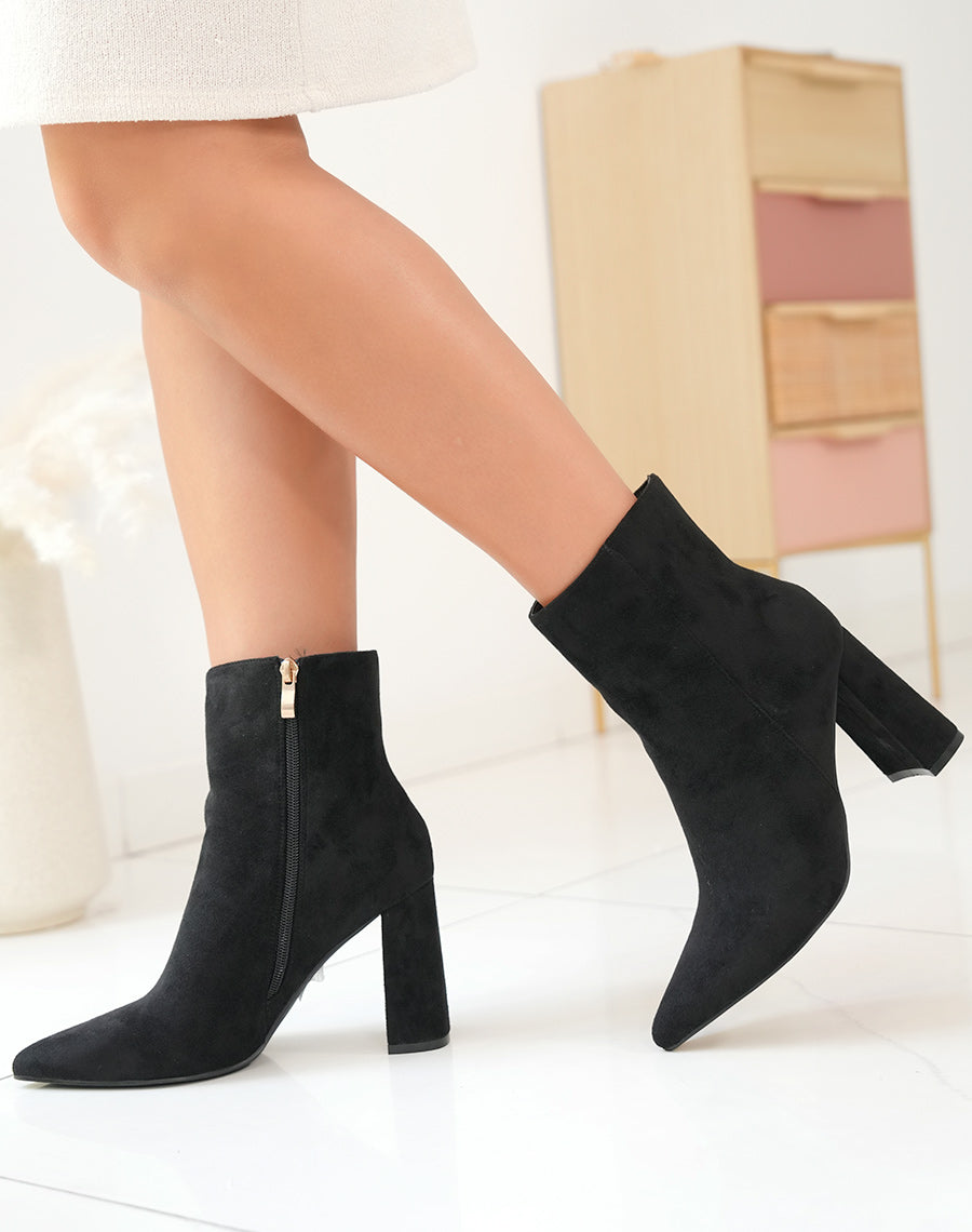 Bottines à talon en suédine noire à bout pointu