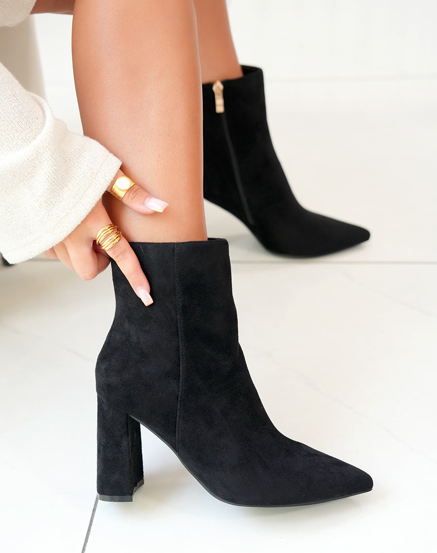 Bottines à talon en suédine noire à bout pointu