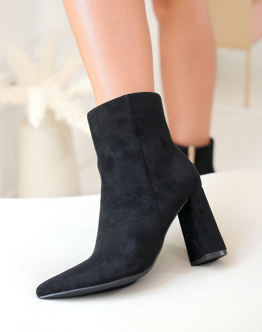 Bottines à talon en suédine noire à bout pointu