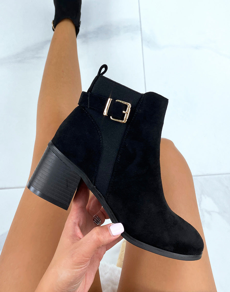 Bottines à talon en suédine noires à sangle dorée