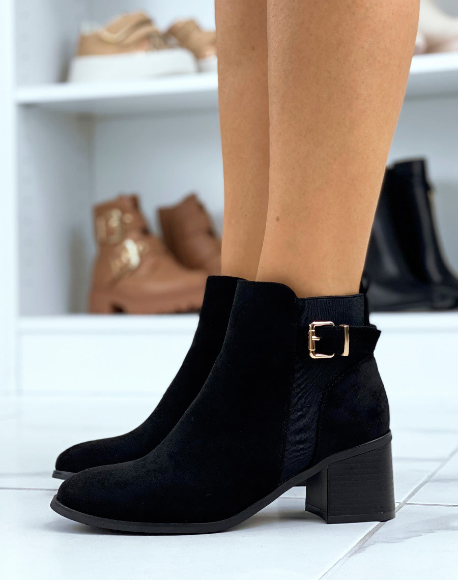 Bottines à talon en suédine noires à sangle dorée