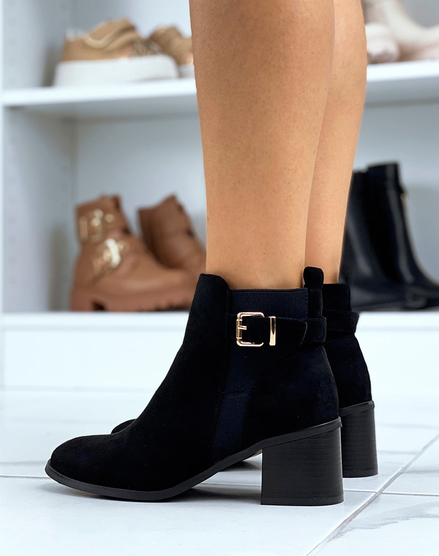 Bottines à talon en suédine noires à sangle dorée