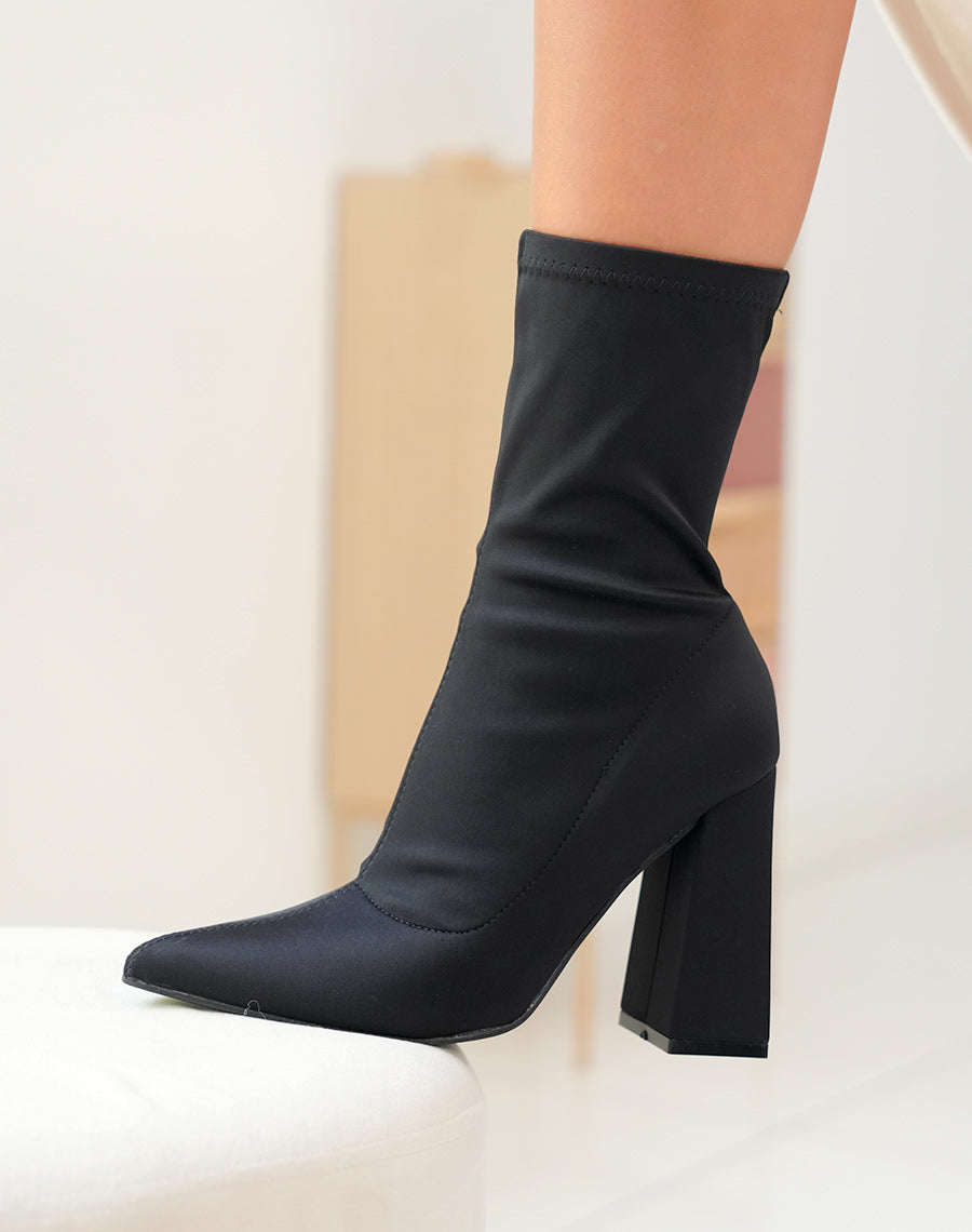 Bottines à talon en tissu noir et à bout pointu