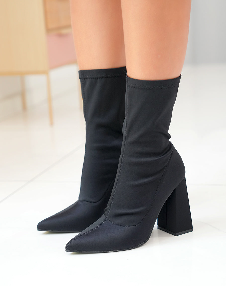 Bottines à talon en tissu noir et à bout pointu