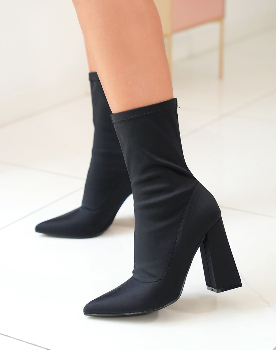 Bottines à talon en tissu noir et à bout pointu