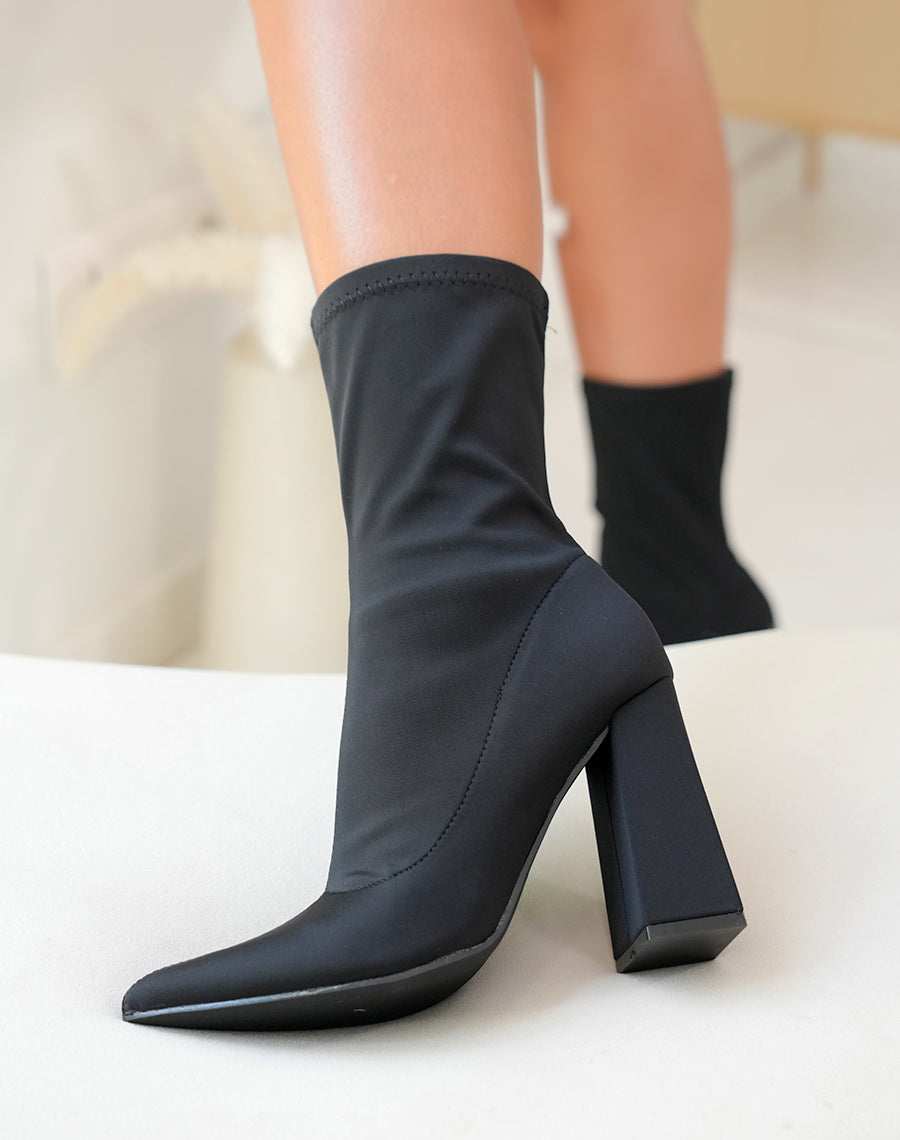 Bottines à talon en tissu noir et à bout pointu
