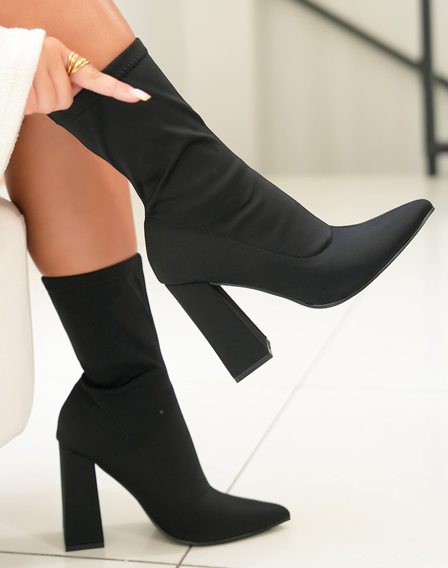 Bottines à talon en tissu noir et à bout pointu