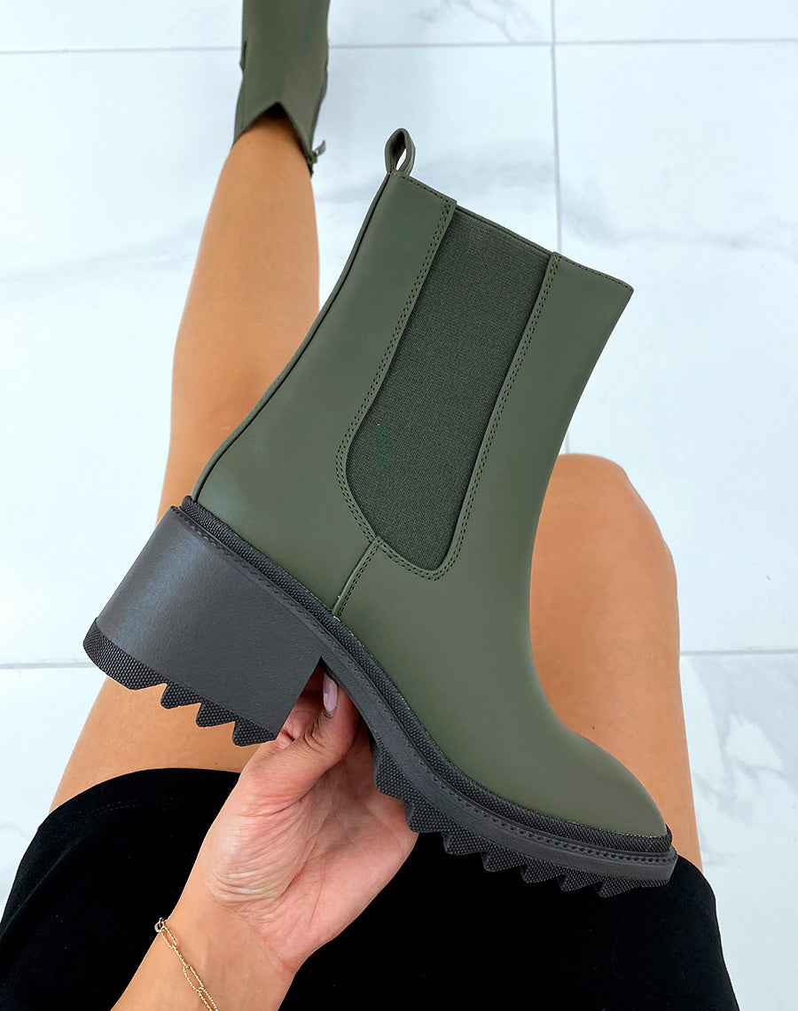 Bottines à talon kaki gommées à bout carré