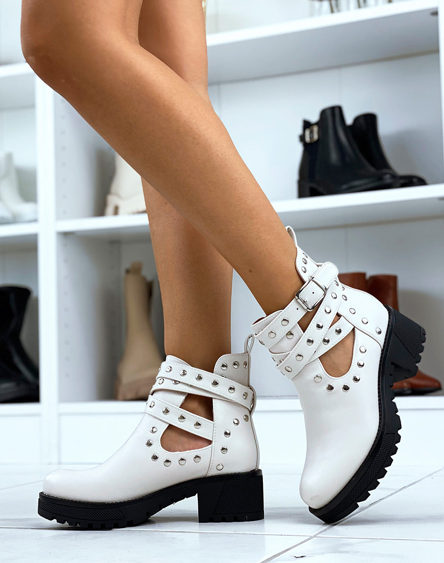 Bottines à talon mi-haut beige cloutées