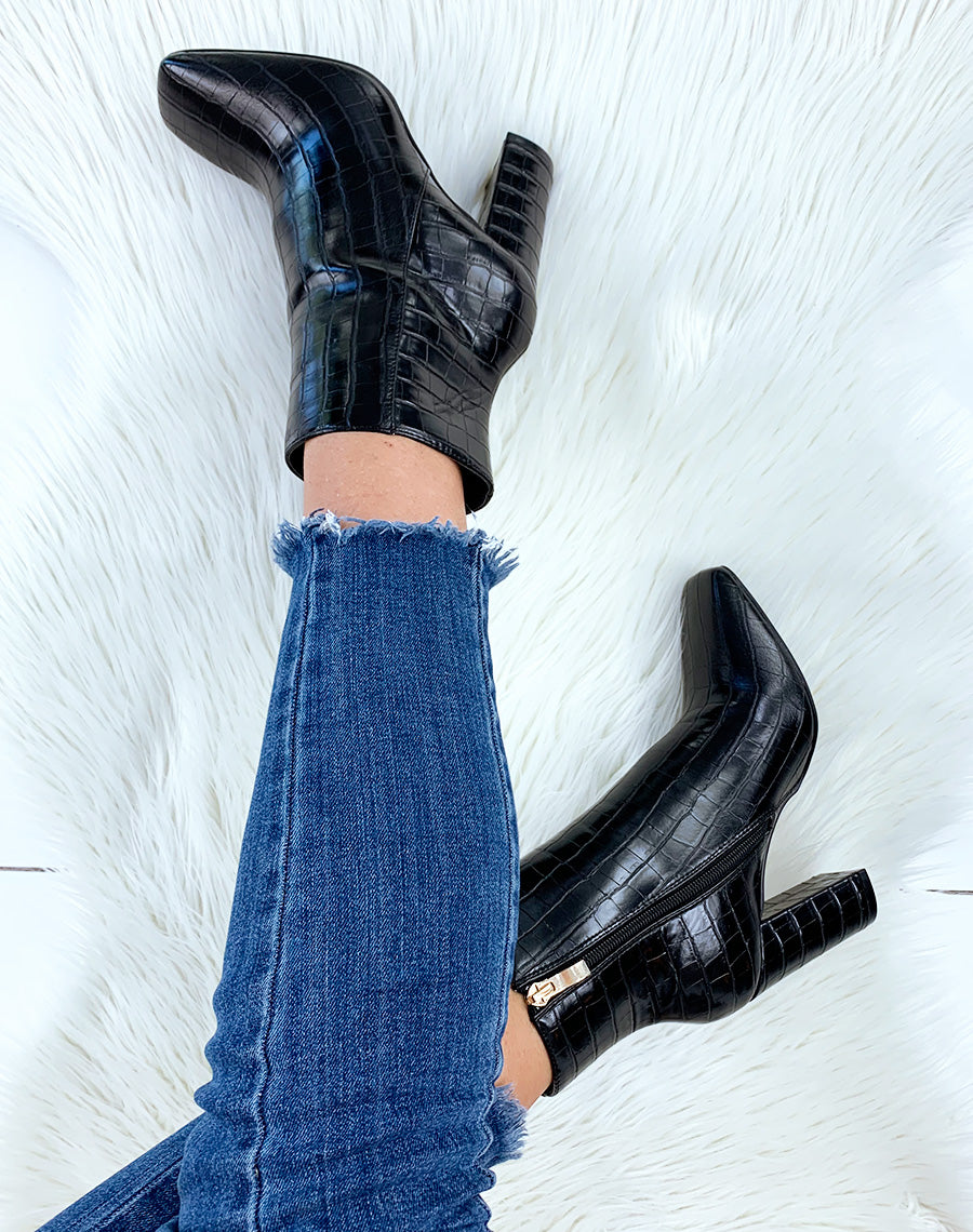 Bottines à talon noires effet croco à bout carré