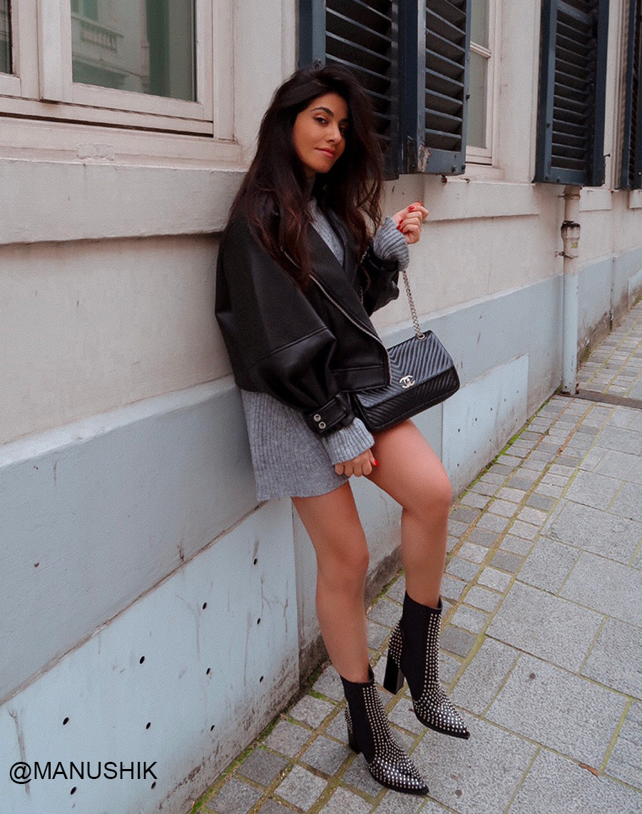 Bottines à talon noires ornées de clous