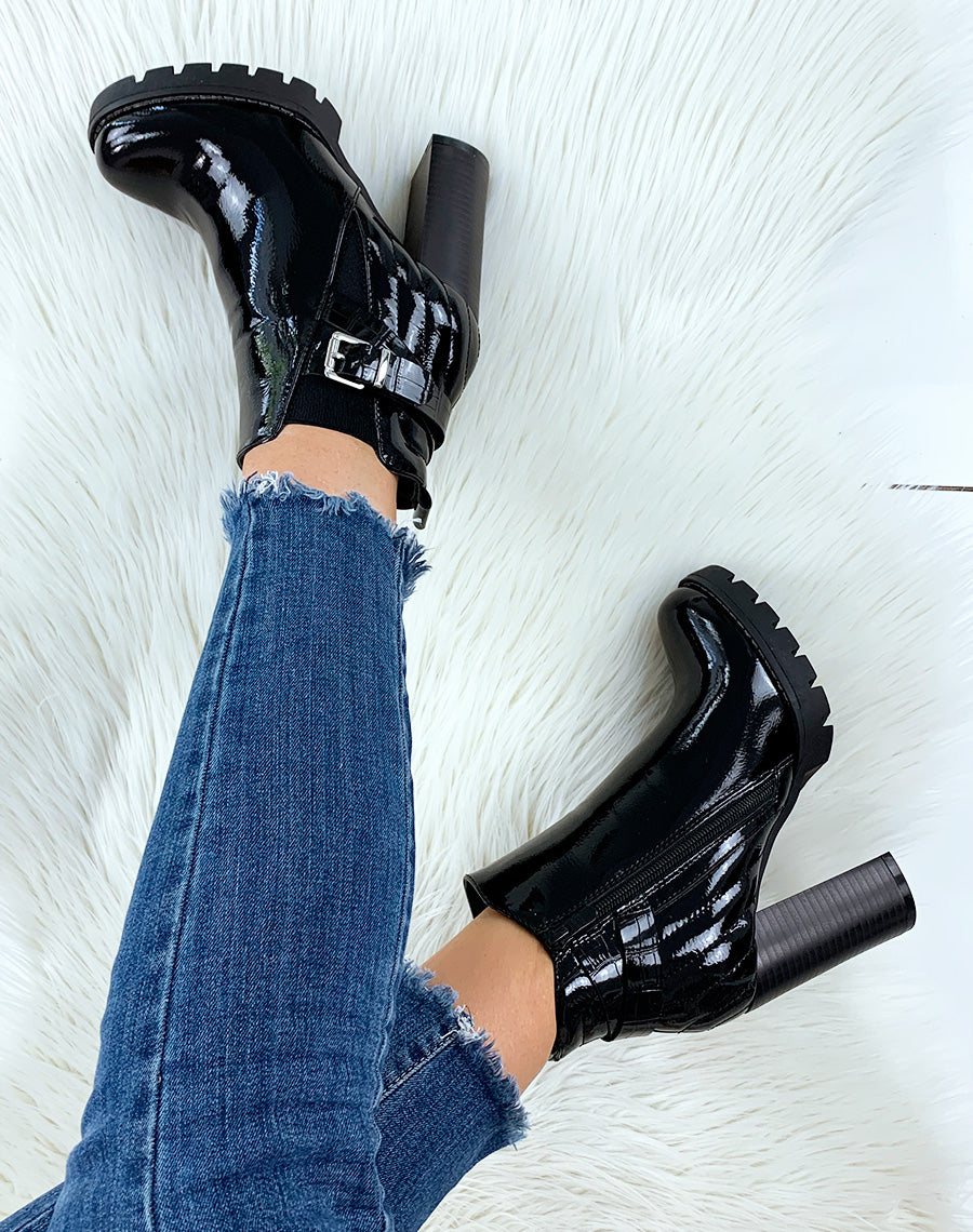 Bottines à talon noires vernies à lanière