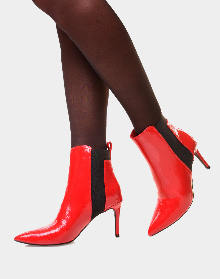 Bottines à talons aiguilles rouges vernies et à bout pointu