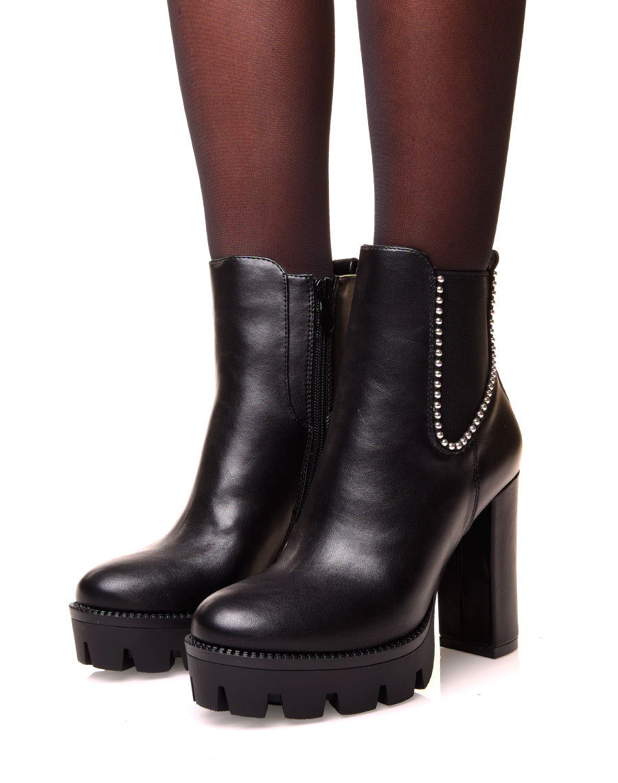 Bottines à talons ajourées de perles argentées