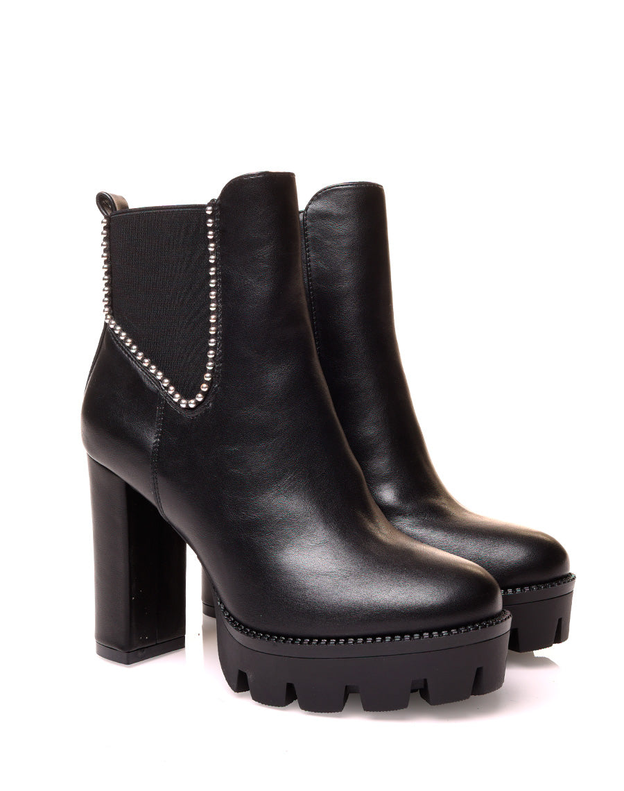 Bottines à talons ajourées de perles argentées