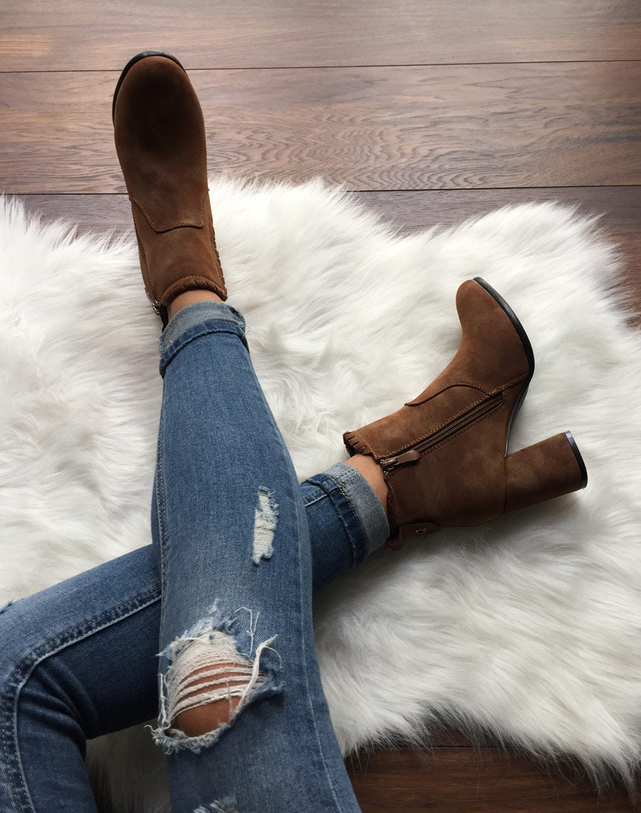 Bottines à talons camel en suédine et détails torsadés