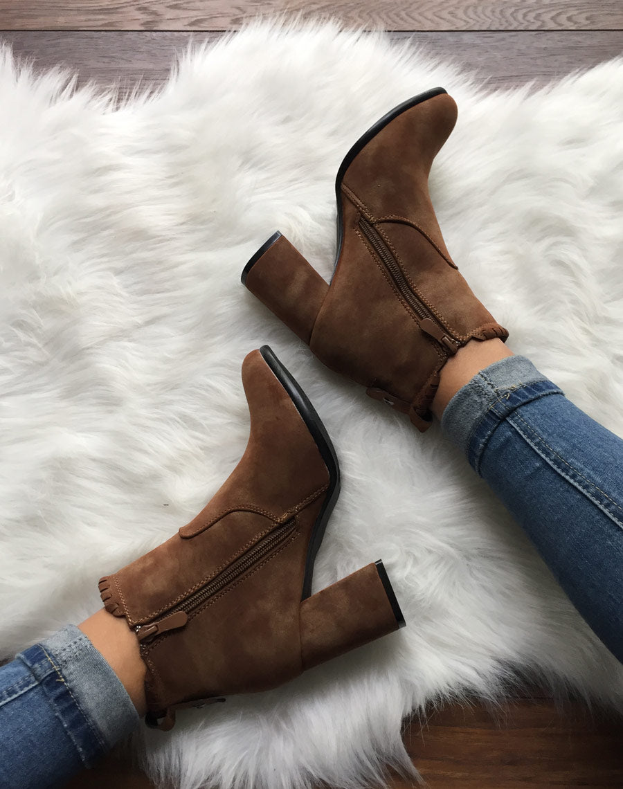 Bottines à talons camel en suédine et détails torsadés