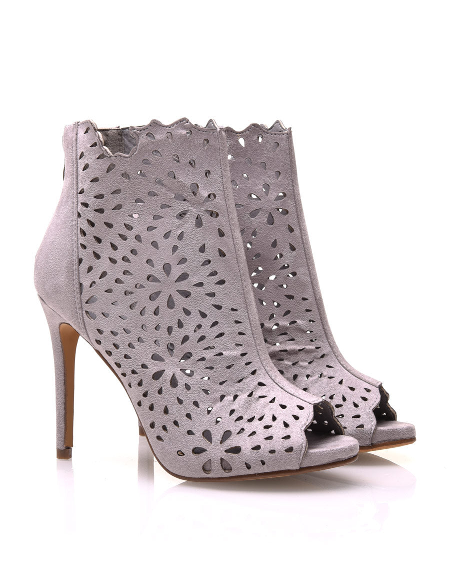 Bottines à talons grises ajourées en suédine