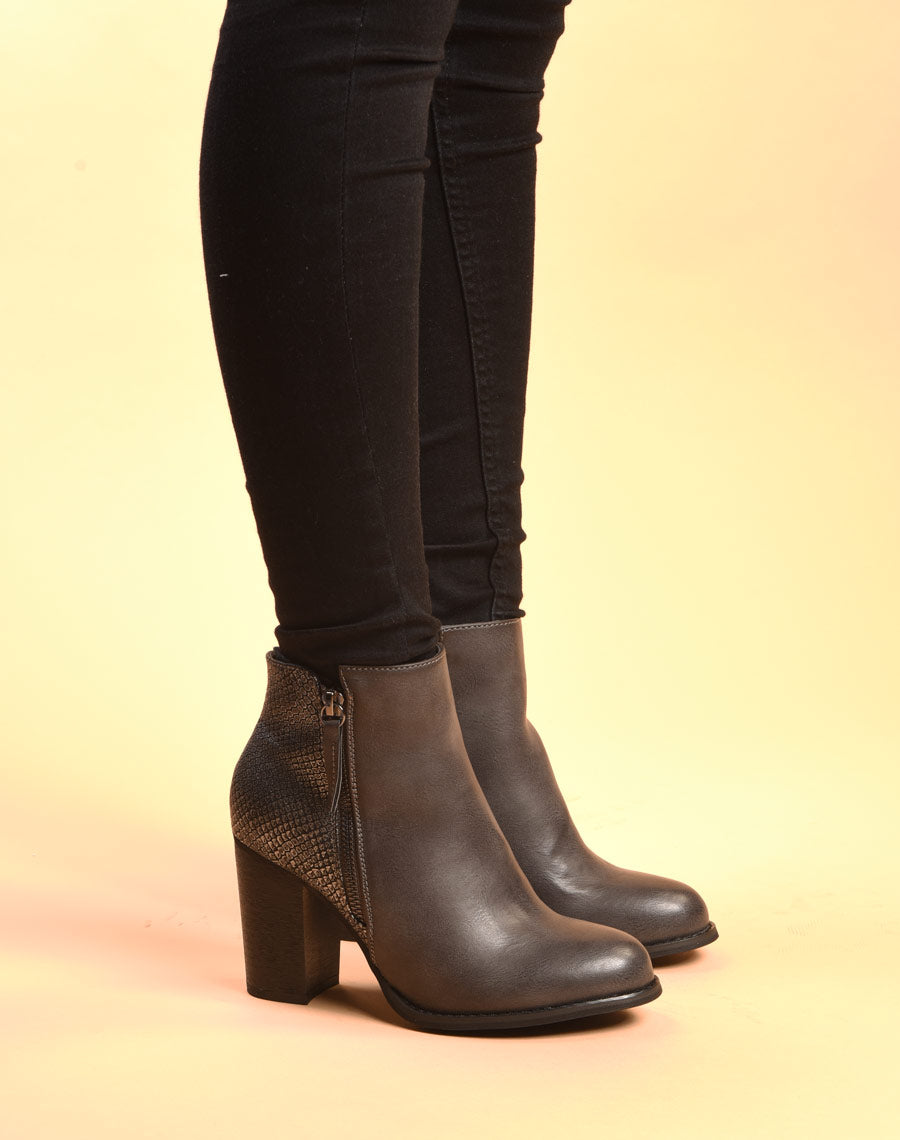 Bottines à talons grises avec motifs python
