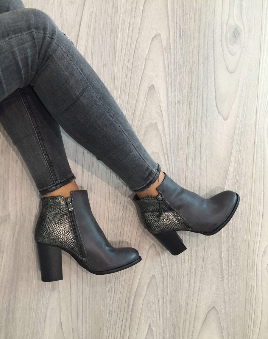 Bottines à talons grises avec motifs python